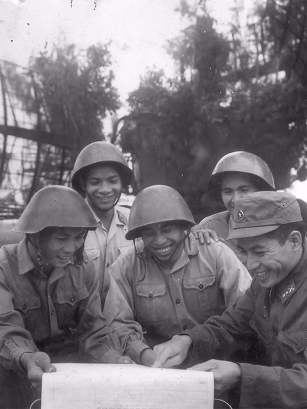 Lúc 19 giờ 10 phút ngày 18/12/1972, Đại đội radar 16 phát hiện nhiễu B-52, tiếp đó, 19 giờ 15 phút, Đại đội ra đa 45 phát hiện B-52 và kịp thời báo về Sở chỉ huy. Trên cơ sở đó, Chỉ huy Trung đoàn radar 291 báo cáo: “B-52 đang vào miền Bắc”. Chiếc dịch Hà Nội - Điện Biên Phủ trên không bắt đầu. Ảnh: Đại đội 45, Trung đoàn 291 phát hiện B-52 và thông báo chính xác cho các đơn vị bắn rơi B-52. Nguồn: LSVN