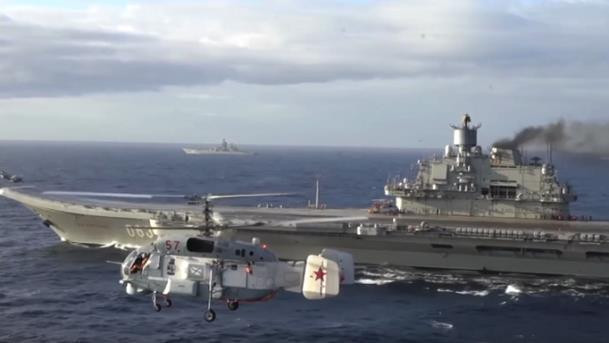 Khác với những chiếc hàng không mẫu hạm chạy bằng năng lượng hạt nhân lớp Nimizt của Hải quân Mỹ, Đô đốc Kuznetsov có tầm vóc khá khiêm tốn hơn và không hề sử dụng máy phóng. Thay vào đó nó có mũi tàu được thiết kế cong một góc 12 độ, giúp máy bay chiến đấu có thể chạy đà quãng ngắn và cất cánh theo kiểu “nhảy cầu”. Đây cũng là thiết kế thường thấy trên các loại hàng không mẫu hạm hạng nhẹ. Ảnh: Trực thăng săn ngầm Ka-27 phối thuộc chiến đấu với tàu sân bay Kuznetsov.