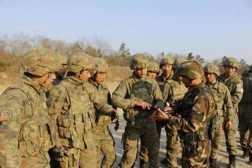 Việc loại bỏ tư duy phân biệt quân binh chủng qua màu sắc quân phục ngụy trang là rất mới mẻ. Trước đây hải quân Mỹ cũng từng mắc lỗi tương tự khi sử dụng kiểu quân phục màu xanh nước biển cho binh sĩ tác chiến trên tàu, cực kỳ phản tác dụng do đó họ đã nhanh chóng sửa đổi. Người Trung Quốc cho thấy họ cũng tiếp thu rất nhanh cái mới và hiểu rõ điểm hạn chế của mình, liên tục khắc phục để hoàn thiện hơn nữa, có thể thấy như Type-19 là sự hoàn thiện vượt bậc từ Type-07. Ảnh: Khả năng ngụy trang vượt trội của Type-19 bên cạnh Type-07 cũ.