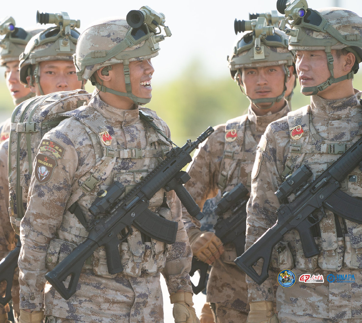 Quân phục Type-19 được thiết kế hiện đại, thon gọn ôm sát người mặc tạo cảm giác khỏe khoắn khi vận động, đồng thời sử dụng chất liệu vải thoáng mồ hôi, có độ bền màu cực kỳ cao, tránh phai sau nhiều lần giặt. Ngoài ra, Type-19 còn chia ra nhiều kiểu dáng quân phục khác nhau như quân phục thường ngày, quân phục tác chiến và quân phục kiểu combat để mang mặc áo giáp chống đạn. Ảnh: Binh sĩ Trung Quốc với quân phục Type-19 mới và súng trường QBZ-191.