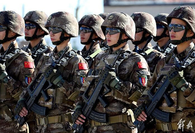 Sau một thời gian dài sử dụng loại quân phục Type-07, Quân đội Trung Quốc đã nhìn nhận ra nhiều mặt hạn chế của nó cũng như cần sự nâng cấp, thay thế cả màu sắc, kiểu dáng lẫn các loại tiểu tiết để có thể phù hợp hơn với tư duy tác chiến mới của quân đội nước này. Một số tồn tại như việc hải quân đánh bộ có môi trường tác chiến chủ đạo là mặt đất nhưng lại vẫn mang mà xanh nước biển đặc trưng dẫn đến bị tương phản với môi trường xung quanh. Ảnh: Binh sĩ Trung Quốc với quân phục Type-07.