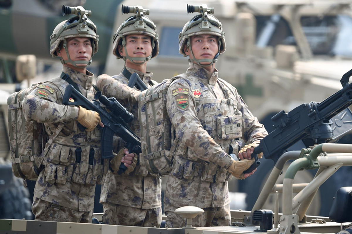 Không chỉ là quân phục, PLA cũng nhanh chóng đồng bộ màu ngụy trang kiểu mới lên các loại trang bị như áo vest đa năng, mũ chống đạn và mũ huấn luyện, balo, áo giáp,… để phù hợp với quá trình thay đổi quân phục ngụy trang Type-19 tạo thành một thể thống nhất, tạo tính chính quy cho người lính. Ảnh: Binh sĩ Trung Quốc với quân phục Type-19.