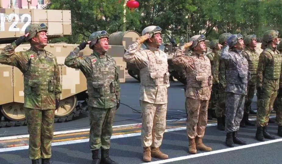 Do đó, trong cuộc duyệt binh kỉ niệm 70 năm Quốc khánh nước CHND Trung Hoa vào năm 2019 vừa qua, Quân đội Trung Quốc lần đầu tiên giới thiệu công khai tới công chúng loại quân phục ngụy trang Type-19 kiểu mới rất tiên tiến. Ảnh: Các loại màu Type-19 khác nhau cho từng địa hình khác nhau.