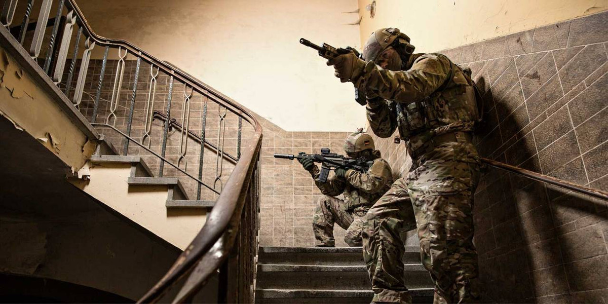 Theo giới truyền thông Đức, MK-556 có thông số kỹ thuật tốt hơn so với G-36 cũ đồng thời cũng có giá thành rẻ hơn. Có thể nói rằng, một hợp đồng cung cấp tới 120.000 khẩu súng trường tấn công là số lượng rất lớn đối với thực tế các quân đội Châu Âu hiện đại khi quân số thường trực của họ là không quá đông, và việc một công ty nhỏ như Haenel có thể đánh bại ông lớn Heckler &amp; Kock để giành lấy hợp đồng béo bở này là một sự thật vô cùng thú vị. Ảnh: Lính Đức với MK-556.