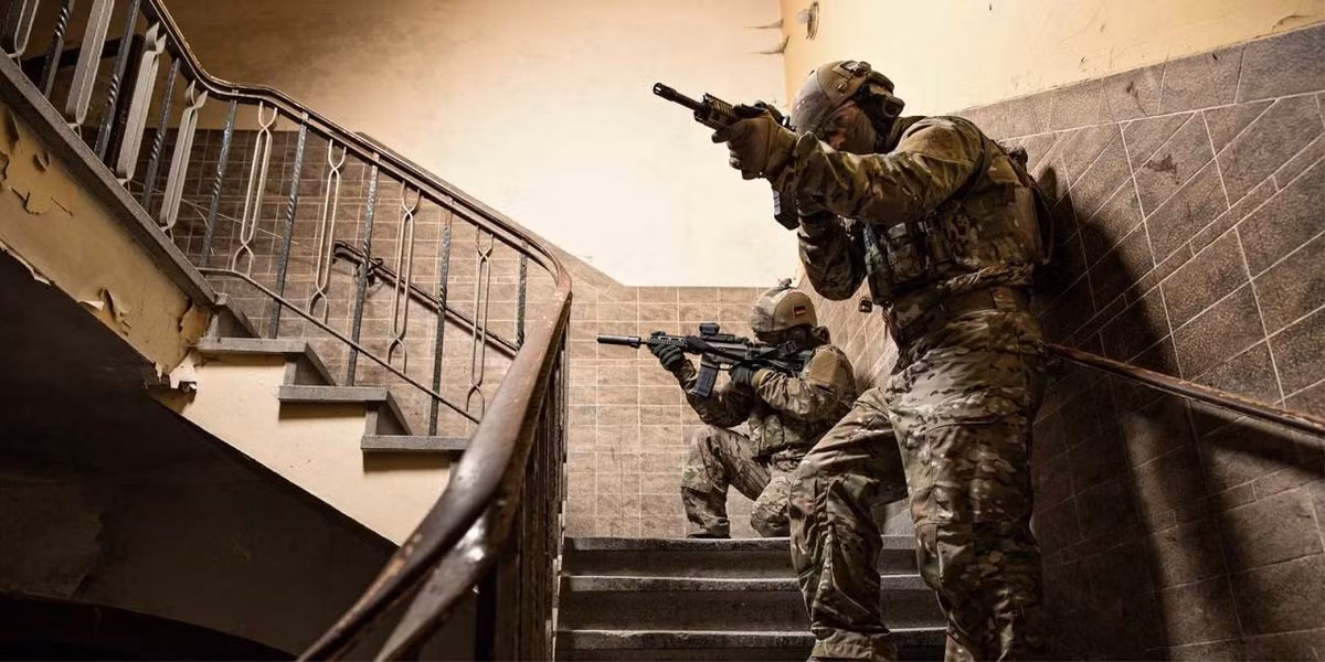 Theo giới truyền thông Đức, MK-556 có thông số kỹ thuật tốt hơn so với G-36 cũ đồng thời cũng có giá thành rẻ hơn. Có thể nói rằng, một hợp đồng cung cấp tới 120.000 khẩu súng trường tấn công là số lượng rất lớn đối với thực tế các quân đội Châu Âu hiện đại khi quân số thường trực của họ là không quá đông, và việc một công ty nhỏ như Haenel có thể đánh bại ông lớn Heckler &amp; Kock để giành lấy hợp đồng béo bở này là một sự thật vô cùng thú vị. Ảnh: Lính Đức với MK-556.