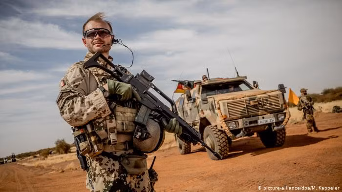  Quân đội Đức hay còn gọi là Bundeswehr là một trong những quân đội lớn và mạnh mẽ hàng đầu khối NATO cũng như toàn Châu Âu hiện nay với quân số thường trực ước tính trong năm 2020 là 185.000 người bao gồm Hải, Lục và Không quân cùng nhiều loại trang thiết bị vũ khí hiện đại. Có thể nói rằng, thế lực của Đức ở Châu Âu là khiến tất cả phải dè chừng. Ảnh: Lính Đức trên chiến trường ở Mali với một khẩu G-36