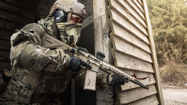 Bộ Quốc phòng Đức đã mở cuộc đấu thầu tìm kiếm mẫu súng trường tấn công bộ binh mới vào đầu năm 2017, cùng thời gian đó công ty Haenel cũng cho ra mắt mẫu súng MK-556 mới này. MK là viết tắt của Maschinenkarabiner nghĩa là súng trường tự động và 556 chính là cỡ đạn 5.56x45mm chuẩn NATO được sử dụng bởi mẫu súng này. Ảnh: Lính Đức với một khẩu MK-556.