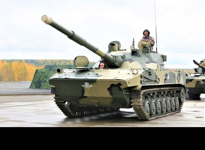 Dẫu cho có hỏa lực mạnh vượt trội Type-15 tuy nhiên Sprut-SD lại có hệ thống giáp bảo vệ cực kỳ mỏng manh, chỉ có thể chống lại đạn 23mm khiến một phát bắn trúng mục tiêu của trọng pháo 105mm trên Type-15 cũng đủ để xuyên Sprut-SD ngọt như xuyên qua giấy. Trong khi đó, Type-15 lại có hệ thống giáp tổng hợp nhiều lớp khiến cho một cuộc giáp chiến giữa Type-15 và Sprut-SD thì phần thắng sẽ thiên về Type-15. Vỏ giáp quá mỏng manh cũng khiến cho Sprut-SD không có được sự ưu ái của quân đội Nga, chỉ có 40 chiếc loại này đang phục vụ cũng như cực kỳ ế ẩm trên thị trường xuất khẩu. Ảnh: Pháo tự hành chống tăng Sprut-SD của VDV Nga.