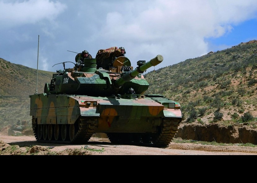 Tuy nhiên có một con bài cực kỳ độc đáo của Trung Quốc mà Ấn Độ đang loay hoay mãi chưa thể hóa giải được, đó chính là xe tăng hạng nhẹ Type-15 của đối thủ. Xe tăng hạng nhẹ Type-15 chính thứ gia nhập biên chế quân đội Trung Quốc (PLA) từ năm 2018 với nhiệm vụ chuyên biệt cho chiến đấu vùng sơn cước, có lợi thế là nhỏ con, nhẹ và tính cơ động cao, hỏa lực đáng gờm, giáp bảo vệ kết hợp cả phản ứng nổ ERA và phản ứng không nổ NERA. Trung Quốc đã điều động các đơn vị Type-15 đến tiền tuyến để tạo ưu thế áp đảo trước Ấn Độ nếu chiến tranh xảy ra. Ảnh: Xe tăng Type-15 huấn luyện cơ động trên địa hình rừng núi.