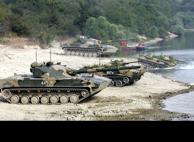 Pháo tự hành diệt tăng hay còn gọi là xe tăng lội nước hạng nhẹ 2S25 Sprut-SD được trang bị một pháo nòng trơn 2A75M cỡ 125mm có sức mạnh vượt trội so với pháo 105mm của Type-15 Trung Quốc, nó có thể sử dụng nhiều loại đạn khác nhau như đạn nổ phá mảnh, đạn HE, đạn xuyên Sabot và đặc biệt là có thể bắn tên lửa chống tăng qua nòng pháo với tầm tấn công tối đa lên tới 5km, ngoài cả tầm nhìn xe tăng đối phương thậm chí còn có thể tiêu diệt cả trực thăng bay thấp. Nhờ đó, Sprut-SD có hỏa lực phải nói là ngang bằng với những xe tăng chiến đấu chủ lực như T-72, T-80 hay T-90. Ảnh: Đội hình Sprut-SD chuẩn bị vượt sông