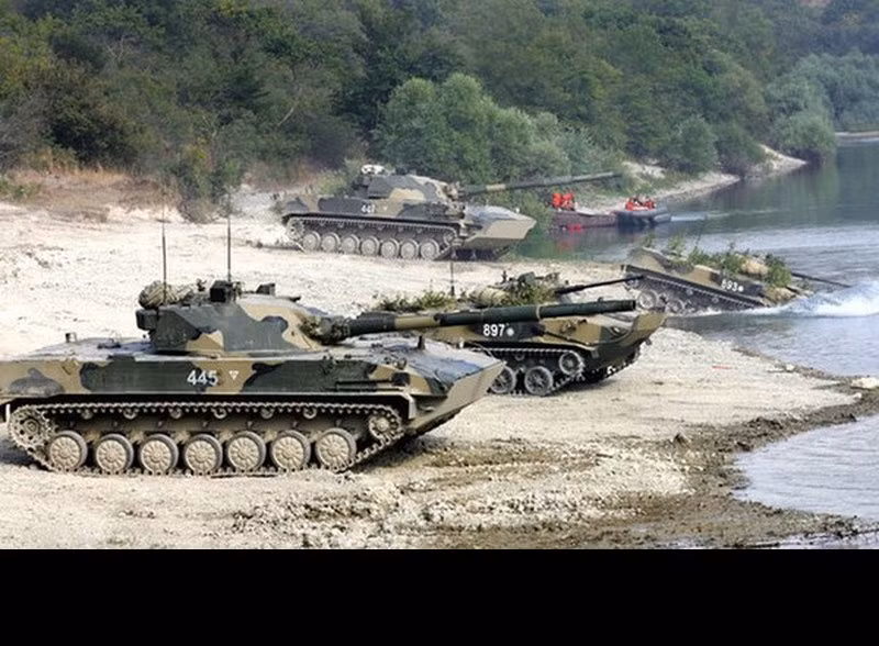 Pháo tự hành diệt tăng hay còn gọi là xe tăng lội nước hạng nhẹ 2S25 Sprut-SD được trang bị một pháo nòng trơn 2A75M cỡ 125mm có sức mạnh vượt trội so với pháo 105mm của Type-15 Trung Quốc, nó có thể sử dụng nhiều loại đạn khác nhau như đạn nổ phá mảnh, đạn HE, đạn xuyên Sabot và đặc biệt là có thể bắn tên lửa chống tăng qua nòng pháo với tầm tấn công tối đa lên tới 5km, ngoài cả tầm nhìn xe tăng đối phương thậm chí còn có thể tiêu diệt cả trực thăng bay thấp. Nhờ đó, Sprut-SD có hỏa lực phải nói là ngang bằng với những xe tăng chiến đấu chủ lực như T-72, T-80 hay T-90. Ảnh: Đội hình Sprut-SD chuẩn bị vượt sông