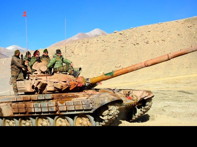 Nhằm đáp trả lại việc Trung Quốc triển khai Type-15, Ấn Độ cũng tung các xe tăng chiến đấu chủ lực T-72 Ajeya và T-90S/Bhisma vào trận làm đối trọng. Tuy nhiên đây là các xe tăng chiến đấu chủ lực vốn nặng nề và cồng kềnh, chỉ hợp với tác chiến đồng bằng, khó vượt địa hình núi non hiểm trở ở Đông Ladakh. Do đó, Ấn Độ đang khẩn trương để có thể tìm ra giải pháp khắc phục vụ hạn chế này của mình để đối phó với Type-15. Ảnh: Xe tăng T-72 Ajeya của Ấn Độ hoạt động tại Ladakh.