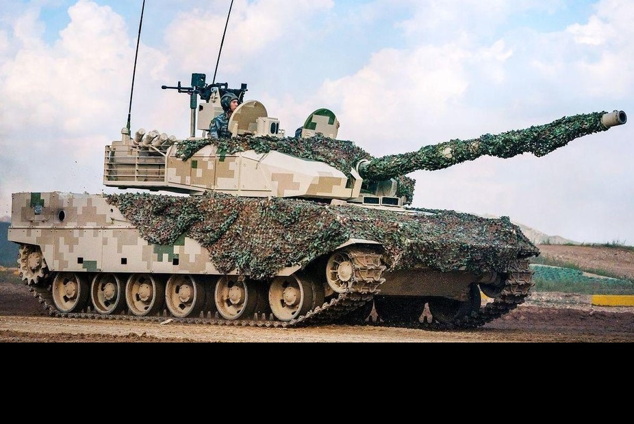 Type-15 sử dụng động cơ Diesel 1.000 mã lực mạnh mẽ, cực kỳ ưu thế trong việc cơ động vượt địa hình hiểm trở miền sơn cước, trong khi trọng lượng chỉ khoảng 32-35 tấn. Về hỏa lực, Type-15 được trang bị một trọng pháo 105mm có thể bắn đạn xuyên giáp thép cũng như tên lửa chống tăng sức sát thương cao, một giàn ống phóng lựu đạn khói ngụy trang đặt ở phía sau tháp pháo, một bệ súng máy 12.7mm tự động cùng hệ thống kiểm soát hỏa lực cực kỳ tiên tiến. Ảnh: Xe tăng hạng nhẹ Type-15 của Trung Quốc.