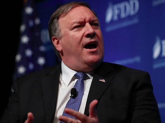 Vào ngày 8/5/2018, Tổng thống D.Trump tuyên bố tại Nhà Trắng, Mỹ đơn phương rút khỏi thỏa thuận hạt nhân Iran. Ngày 18/10 vừa qua, trong khi Iran thông báo tin vui, thì Ngoại trưởng Mỹ Pompeo cho biết, Mỹ sẽ xem xét các biện pháp trừng phạt đối với các tổ chức và cá nhân bán vũ khí cho Iran. Ảnh: Ngoại trưởng Mỹ Pompeo - Nguồn: Sina