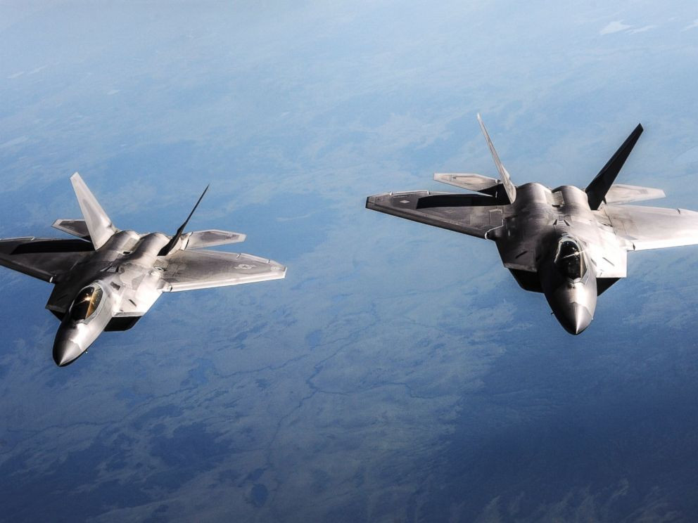 Không chiến trong chiến tranh đương đại, hết sức chú trọng chiến đấu trong đội hình; tuy nhiên do có những trở ngại kỹ thuật đối với việc liên lạc giữa F-22 và các máy bay chiến đấu khác; nhất là việc thiếu tương tác dữ liệu và thiết bị nhận biết tình huống của F-22, do vậy loại máy bay này chỉ thích hợp chiến đấu "một mình". Nguồn ảnh: USAF.