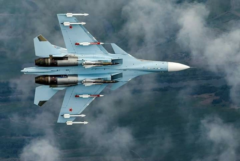 Su-30SM là phiên bản hiện đại nhất hiện nay của dòng chiến đấu cơ Su-30, được phát triển dựa trên nguyên mẫu Su-30MKI được Nga bán cho Ấn Độ. Thực hiện chuyến bay đầu tiên vào năm 2012, Su-30SM được thiết kế với kíp lái 2 người và mang theo được 8 tấn vũ khí, tốc độ tối đa Mach 2, có thể tấn công các mục tiêu cả trên không, trên biển lẫn trên đất liền, trong cả ban ngày lẫn ban đêm, thời tiết phức tạp và bình thường. Nó được xem là có tính năng không quá thua kém so với mẫu tiêm kích Su-35 mới. Ảnh: Tiêm kích Su-30SM của không quân Nga.