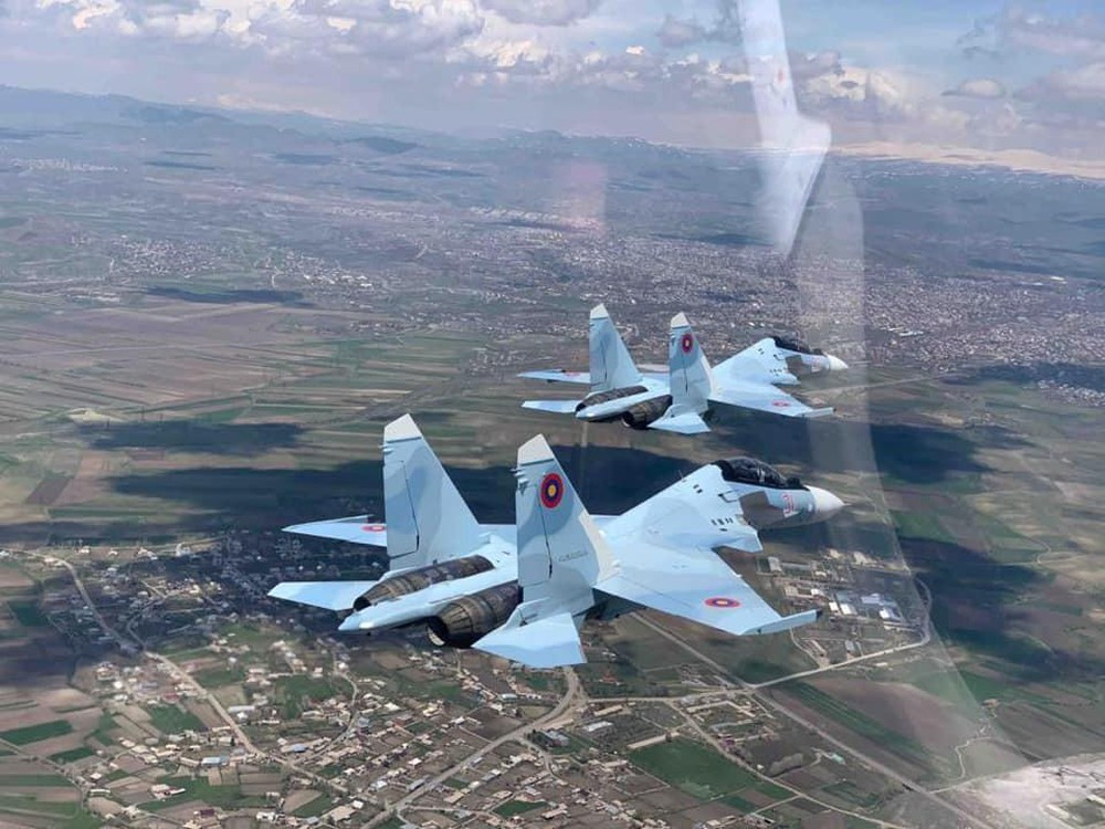 Armenia là lực lượng quân sự thứ 3 trên thế giới ngoài Nga đưa vào sử dụng dòng Su-30SM sau Belarus và Kazakhstan và hiện nay đang có rất nhiều quốc gia khác đang đưa loại chiến đấu cơ mạnh mẽ này vào tầm ngắm để mua sắm trang bị cho mình. Dẫu vậy, Bộ Quốc phòng Armenia vừa qua đã có một phát ngôn gây shock, đó là những chiếc Su-30SM này hoàn toàn vô dụng, tính năng kỹ chiến thuật hạn chế, bộc phát trong quá trình sử dụng thực tế. Đây là lần đầu tiên khách hàng mua Su-30SM đưa ra lời bình luận về máy bay này và có thể làm mất đi uy tín của nó rất lớn trên thị trường vũ khí. Ảnh: Biên đội Su-30SM của Armenia thực hiện nhiệm vụ.