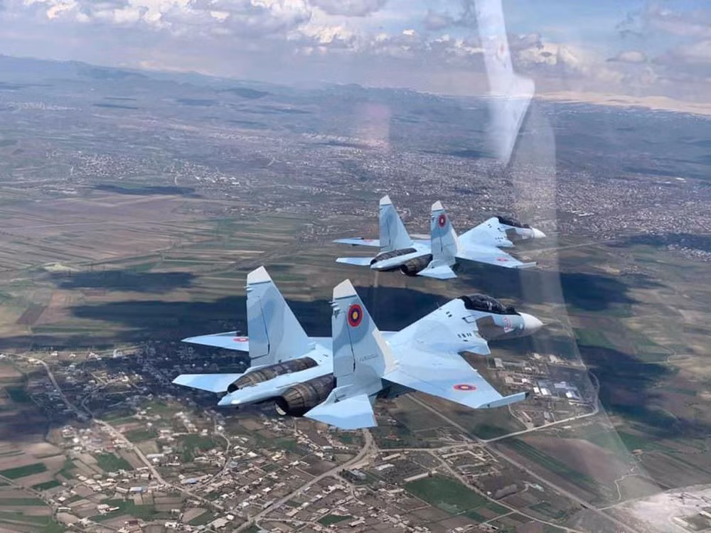 Armenia là lực lượng quân sự thứ 3 trên thế giới ngoài Nga đưa vào sử dụng dòng Su-30SM sau Belarus và Kazakhstan và hiện nay đang có rất nhiều quốc gia khác đang đưa loại chiến đấu cơ mạnh mẽ này vào tầm ngắm để mua sắm trang bị cho mình. Dẫu vậy, Bộ Quốc phòng Armenia vừa qua đã có một phát ngôn gây shock, đó là những chiếc Su-30SM này hoàn toàn vô dụng, tính năng kỹ chiến thuật hạn chế, bộc phát trong quá trình sử dụng thực tế. Đây là lần đầu tiên khách hàng mua Su-30SM đưa ra lời bình luận về máy bay này và có thể làm mất đi uy tín của nó rất lớn trên thị trường vũ khí. Ảnh: Biên đội Su-30SM của Armenia thực hiện nhiệm vụ.