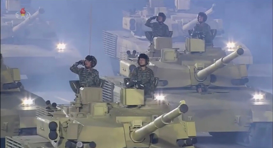 Xe sử dụng một pháo chính 115mm hoặc 125mm nòng trơn, có bộ phận đo độ cong nòng pháo cực kỳ tiên tiến. Nó trang bị một khối kính ngắm đa kênh có vẻ ngoài khá tương tự với kính ngắm Sosna-U của T-72B3 Nga nhưng lại đặt ở bên trái tháp pháo, phía sau là một khối kính ngắm cho pháo thủ. Rất có thể ở thiết kế này có sự phá cách khi đặt pháo thủ ngồi ở bên phải tháp pháo còn trưởng xa sẽ ngồi ở bên trái. Điều này cũng chứng tỏ là xe đã được trang bị hệ thống nạp đạn tự động. Ảnh: Cận cảnh tháp pháo xe tăng mới của Triều Tiên.