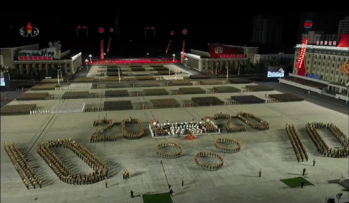 Rạng sáng ngày 10/10, nhà nước CHDCND Triều Tiên đã trịnh trọng tổ chức buổi lễ duyệt binh quy mô lớn chưa từng có với sự tham gia của hàng nghìn quân nhân cùng vũ khí, khí tài nhằm kỷ niệm 75 năm thành lập Đảng Lao động Triều Tiên. Năm nay, các nhà quan sát quốc tế đã bị bất ngờ lớn bởi màn phô diễn ngoạn mục của quân đội Triều Tiên. Ảnh: Toàn cảnh buổi lễ duyệt binh của Triều Tiên.