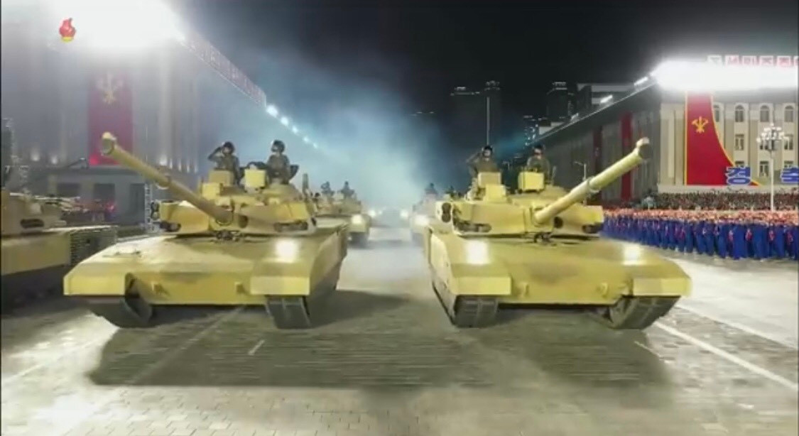 Nhìn chung, thiết kế mới này của Triều Tiên có thể nói là hội tụ nhiều ảnh hưởng của công nghệ xe tăng tiên tiến hàng đầu hiện nay. Thân xe lấy cảm hứng rất lớn từ T-14 Armata của Nga còn tháp pháo là sự kết hợp giữa M1 Abrams của Mỹ, T-14 và Type-99 của Trung Quốc. Ảnh: Cận cảnh xe tăng mới của Triều Tiên.