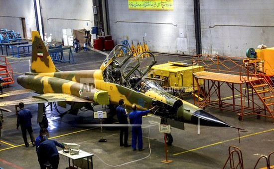 Năm 2018, Iran tiết lộ một bản sao F-5 khác, đó là chiếc Kowsar hai chỗ ngồi. Truyền thông nhà nước Iran tuyên bố, Kowsar 100% được nghiên cứu và sản xuất trong nước; nhưng cũng như chiếc Saeqeh, có thể Iran đang chế tạo máy bay chiến đấu mới, trên các khung máy bay F-5 cũ được lưu trữ, hơn là chế tạo khung máy bay mới hoàn toàn.