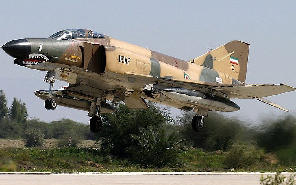 Bị cấm mua máy bay chiến đấu mới, Iran đã phải nâng cấp và sao chép các máy bay cũ của mình. Các máy bay F-4, F-14 và Su-22 đã được sửa chữa kết cấu, trang bị các cảm biến cũng như vũ khí mới. Rất ít quốc gia trên thế giới có thể làm được như Iran.