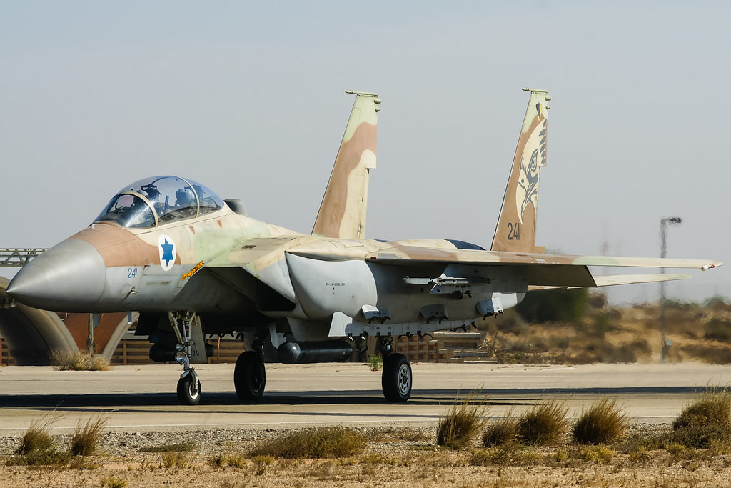 Các phiên bản đầu tiên của F-15 Eagle là máy bay chiến đấu không đối không thuần túy, một chỗ ngồi, buồng lái kính bong bóng cho tầm nhìn tuyệt vời, radar APG-63 mạnh mẽ; vũ khí gồm 4 tên lửa dẫn đường bằng radar AIM-7 Sparrow và 4 tên lửa dẫn đường hồng ngoại AIM-9 Sidewinder, một pháo hàng không M61 Gatling, dùng trong chiến đấu tầm gần.