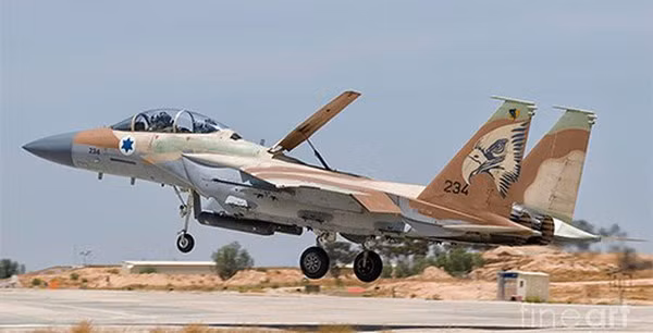 Màn trình diễn của Strike Eagle trong Chiến tranh vùng Vịnh đã khuấy động sự quan tâm của Israel. Trong bối cảnh "tứ bề thọ địch", Israel cần những máy bay tiến công tầm xa như F-15E, để có thể tiến công đến các quốc gia thù địch ở cách xa Israel như Iraq hoặc Iran. Đây sẽ là một vũ khí cần thiết để ngăn chặn, tiêu diệt các mối đe dọa từ trong trứng nước.