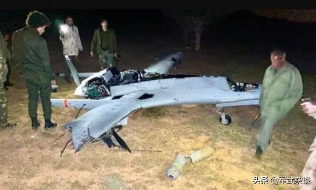 Do đó trong mắt Nga, mối đe dọa mà 48 máy bay không người lái TB-2 mà Ukraine mua của Thổ Nhĩ Kỳ không thực sự đáng kể, thậm chí còn là bia bắn tập cho lực lượng phòng không của Nga nếu xảy ra xung đột. Ảnh: UAV TB-2 bị Nga bắn hạ tại chiến trường Syria - Nguồn: Wikipedia.