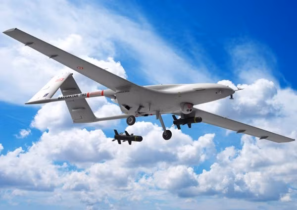 Vào năm 2018, Ukraine đã nhập 6 chiếc UAV TB-2 và 3 trạm chỉ huy điều khiển UAV từ Thổ Nhĩ Kỳ với giá 70 triệu USD, đồng thời tiến hành các cuộc thử nghiệm chi tiết và trang bị số UAV này cho khu vực Donetsk đang đòi ly khai tại phía đông giáp Nga. Ảnh: UAV TB-2 - Nguồn: Wikipedia.