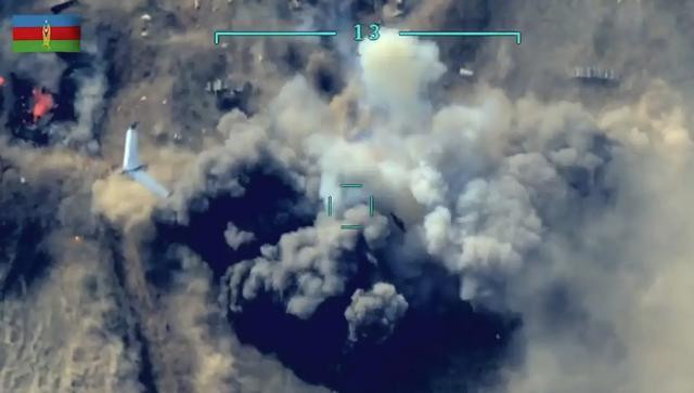 Sau những màn thể hiện ấn tượng trong thực chiến tại Syria, Lybia và hiện nay là tại Nagorno-Karabakh, Ukraine dự định mua thêm 48 chiếc UAV TB-2, nâng số lượng UAV TB-2 lên 54 chiếc. Ảnh: UAV TB-2 của Azerbaijan tiến công lực lượng Armenia - Nguồn: Sina