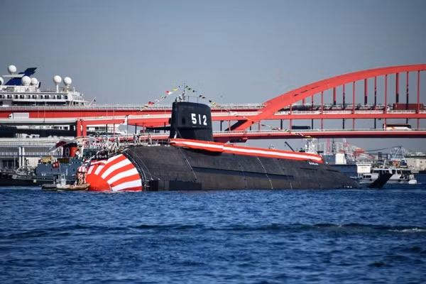 Về vũ khí, Taigei được trang bị radar cảnh giới mặt biển và đường không tầm thấp ZPS-6H, cùng hệ thống định vị thủy âm ZQQ-8. Vũ khí chính của tàu là ngư lôi Type-89 hoặc Type-18 cùng tên lửa chống hạm UGM-84 Harpoon có thể khai hỏa qua 6 ống phóng ngư lôi cỡ 533 mm ở mũi. Ảnh: Tàu ngầm Taigei - Nguồn: BQP Nhật Bản