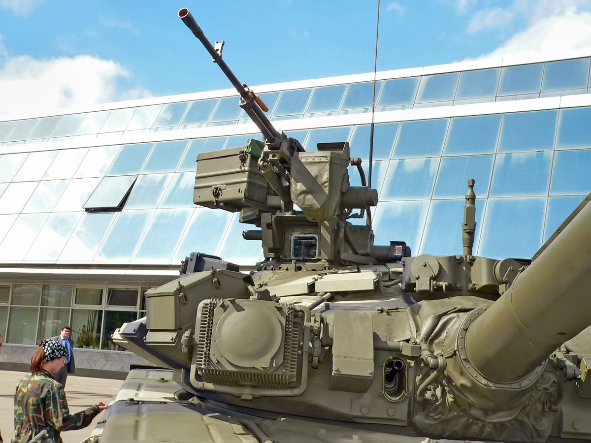 Thiết kế bệ súng máy này được người Nga kế thừa trên xe tăng T-64 “Quốc bảo” của Liên Xô trước đây. Để có thể quan sát được mục tiêu, trưởng xa ngoài kính ngắm trưởng xa truyền thống còn được bổ sung thêm một kính ngắm phòng không cho việc nâng cao khả năng phát hiện, cùng với đó là các loại kính ngắm của pháo thủ như kính ngắm thủ công và kính ngắm đa kênh ESSA có thể hỗ trợ cung cấp tham số mục tiêu cho chỉ huy. Ảnh: Cận cảnh tháp súng 12.7mm trên xe tăng T-90A.