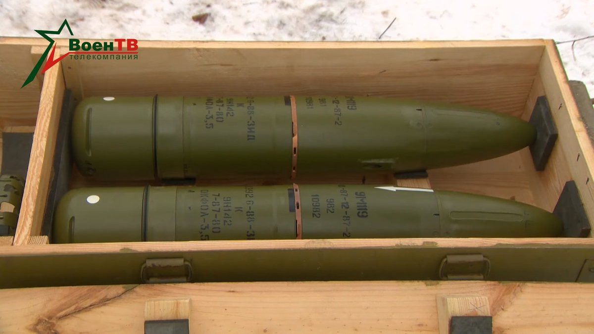 9M119M có khả năng tiêu diệt các loại xe tăng chiến đấu chủ lực, phương tiện bọc thép, công sự kiên cố của đối phương và đặc biệt là có thể tấn công cả trực thăng bay thấp và máy bay không người lái (UAV) nếu trong phạm vi tác chiến của nó. Với những tính năng tuyệt vời như vậy nên giá thành của một quả đạn cũng là không hề rẻ, giá niêm yết năm 2019 của 9M119M rơi vào khoảng 37.500 USD. Hiện nó đang được trang bị cho các loại xe tăng hiện đại như T-80, T-90 và cả T-84 Oplot của Ukraine. Ảnh: Đạn tên lửa chống tăng 9M119 của Belarus.