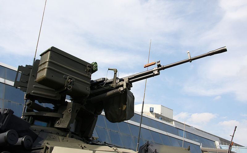 Trước hết, nhiệm vụ phòng không chuyên biệt của xe tăng T-90S/SK là bệ súng máy phòng không 12.7mm KORD. Khác với các dòng xe tăng chiến đấu chủ lực cũ hơn như T-54/55, T-62 hay T-72 vốn sử dụng súng máy phòng không 12.7mm điều khiển thủ công, xạ thủ phải trực tiếp chui ra khỏi xe để tác xạ, điều này dễ khiến người lính tổn thương trước các loại hỏa lực không đáng có trên chiến trường thì trên T-90S, súng máy đã có thể điều khiển từ trong xe, đảm bảo tính an toàn cao cho người bắn mà người được nhận nhiệm vụ này là trưởng xa. Ảnh: Cận cảnh bệ súng máy phòng không 12.7mm trên xe tăng T-90A.