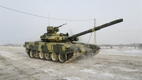 Xe tăng T-90S là phiên bản xuất khẩu của dòng xe tăng chiến đấu chủ lực T-90A nổi tiếng - thiết kế xe tăng đầu tiên của Nga sau khi Liên Xô sụp đổ. Về tính năng của T-90A thì không cần phải chứng minh gì nhiều qua những màn thể hiện không thể thuyết phục hơn của nó tại chiến trường Syria và gần đây nhất là chiến trường Nagorno-Karabakh. T-90A cho thấy sự "lì đòn" vô cùng ghê gớm trước các loại tên lửa chống tăng và khả năng hoạt động vô cùng tuyệt vời. Ảnh: Xe tăng T-90S/SK Việt Nam trong quá trình thử nghiệm tại nhà máy.