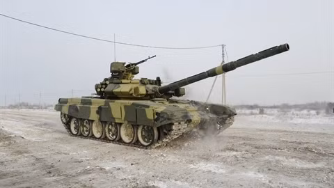 Xe tăng T-90S là phiên bản xuất khẩu của dòng xe tăng chiến đấu chủ lực T-90A nổi tiếng - thiết kế xe tăng đầu tiên của Nga sau khi Liên Xô sụp đổ. Về tính năng của T-90A thì không cần phải chứng minh gì nhiều qua những màn thể hiện không thể thuyết phục hơn của nó tại chiến trường Syria và gần đây nhất là chiến trường Nagorno-Karabakh. T-90A cho thấy sự "lì đòn" vô cùng ghê gớm trước các loại tên lửa chống tăng và khả năng hoạt động vô cùng tuyệt vời. Ảnh: Xe tăng T-90S/SK Việt Nam trong quá trình thử nghiệm tại nhà máy.