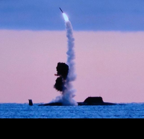 Ngay sau khi Hải quân Mỹ thể hiện sức mạnh của mình, thông qua vụ thử tên lửa, Hải quân Nga đã tiến hành một vụ thử tên lửa hành trình Calibre từ tàu ngầm hạt nhân. Lần này, Hải quân Nga đã sử dụng tàu ngầm hạt nhân tiên tiến lớp Yasen-M, để tiến hành thử nghiệm tên lửa hành trình ở Biển Trắng.