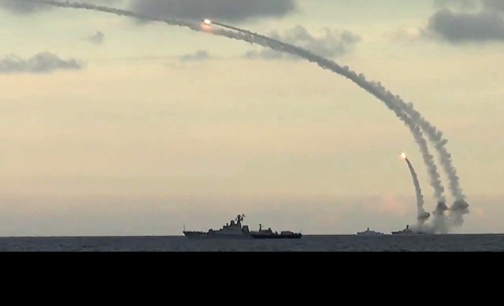 Tên lửa hành trình Calibre là hệ thống vũ khí đã trải qua thực tế chiến đấu, trong cuộc nội chiến ở Syria, Hải quân Nga đã sử dụng tên lửa hành trình Calibre, để tiến hành các cuộc tấn công chính xác, nhằm vào phiến quân Syria và các lực lượng tôn giáo cực đoan.