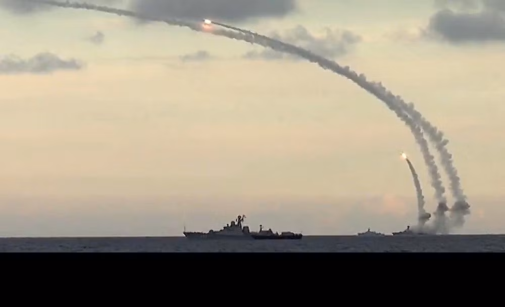 Tên lửa hành trình Calibre là hệ thống vũ khí đã trải qua thực tế chiến đấu, trong cuộc nội chiến ở Syria, Hải quân Nga đã sử dụng tên lửa hành trình Calibre, để tiến hành các cuộc tấn công chính xác, nhằm vào phiến quân Syria và các lực lượng tôn giáo cực đoan.