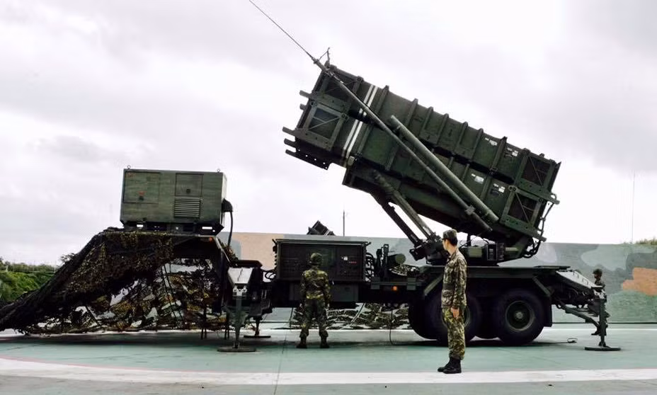 Tuy nhiên, nhiều chuyên gia cho rằng những tuyên bố về lệnh trừng phạt của Bắc Kinh chỉ nhằm thể hiện sự phản đối việc Washington bán vũ khí cho Đài Bắc, khó gây ảnh hưởng thực sự đến hoạt động của những tập đoàn quốc phòng Mỹ. Ảnh: Hệ thống phòng không Patriot mà Mỹ đã bán cho Đài Loan - Nguồn: Sina