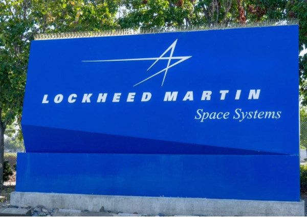 Lockheed Martin hiện là tập đoàn quốc phòng lớn nhất thế giới tính theo doanh số, tuy nhiên sự hiện diện của họ ở Trung Quốc khá hạn chế; cùng với đó là lệnh trừng phạt của Trung Quốc chỉ nhằm vào mảng khí tài quốc phòng của các tập đoàn Mỹ, nên sẽ không ảnh hưởng đến các giao dịch dân sự. Ảnh: Logo của công ty Lockheed Martin - Nguồn: Ken Wolter/ShutterStock