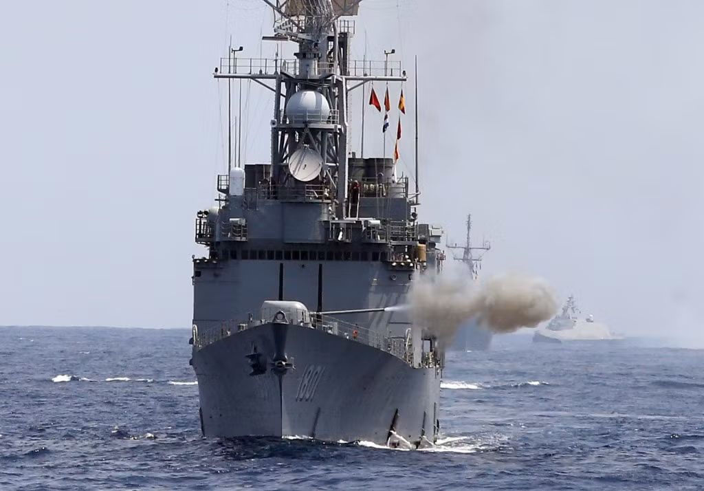 Trung Quốc luôn coi Đài Loan là một phần lãnh thổ chờ thống nhất, kể cả bằng vũ lực nếu cần thiết. Còn Mỹ, từ năm 1979 dù công nhận chính sách "một Trung Quốc", nhưng vẫn duy trì quan hệ với Đài Loan và tiếp tục cung cấp cho Đài Loan nhiều vũ khí, khí tài hiện đại, trong bối cảnh căng thẳng hai bờ eo biển gia tăng. Ảnh: Tàu chiến Đài Loan bắn pháo 127 mm và 30 mm - Nguồn: Taiwannews