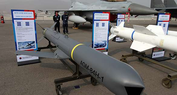 Động thái được đưa ra sau khi Bộ Ngoại giao Mỹ phê duyệt thương vụ bán lô vũ khí hơn 1,8 tỷ USD cho Đài Loan, gồm 135 tên lửa hành trình đối đất AGM-84H SLAM-ER, 11 tổ hợp pháo phản lực tầm xa M142 HIMARS, 6 cụm cảm biến MS-110 cùng trang bị phụ tùng và hỗ trợ kỹ thuật. Ảnh: Tên lửa AGM-84H SLAM-ER - Nguồn: Wikipedia.