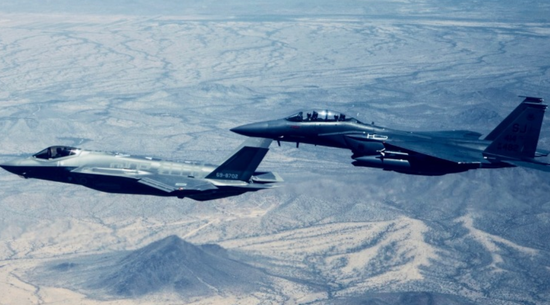 Tuy nhiên máy bay chiến đấu F-35 cực kỳ phụ thuộc vào mạng lưới lấy Mỹ làm trung tâm và yêu cầu bảo trì cao của nó; có nghĩa là nếu UAE cố gắng sử dụng các máy bay chiến đấu này theo cách đi ngược lại lợi ích của Mỹ, Mỹ sẽ dễ dàng hạ những chiếc F-35 của UAE.