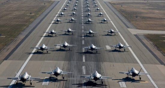 Rất lâu trước khi F-35A đi vào hoạt động trong Không quân Mỹ, UAE đã thể hiện sự quan tâm đến việc mua loại máy bay này. Quốc gia vùng Vịnh này là quốc gia thứ hai trên thế giới (sau Nhật Bản), triển khai tiêm kích F-16 trang bị radar mảng pha điện tử chủ động, đó là tiêm kích F-16E/F thế hệ 4 ++.