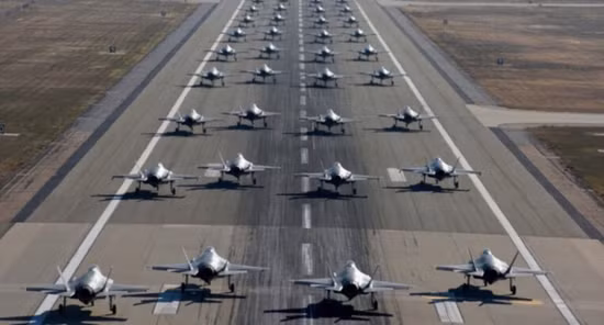 Rất lâu trước khi F-35A đi vào hoạt động trong Không quân Mỹ, UAE đã thể hiện sự quan tâm đến việc mua loại máy bay này. Quốc gia vùng Vịnh này là quốc gia thứ hai trên thế giới (sau Nhật Bản), triển khai tiêm kích F-16 trang bị radar mảng pha điện tử chủ động, đó là tiêm kích F-16E/F thế hệ 4 ++.