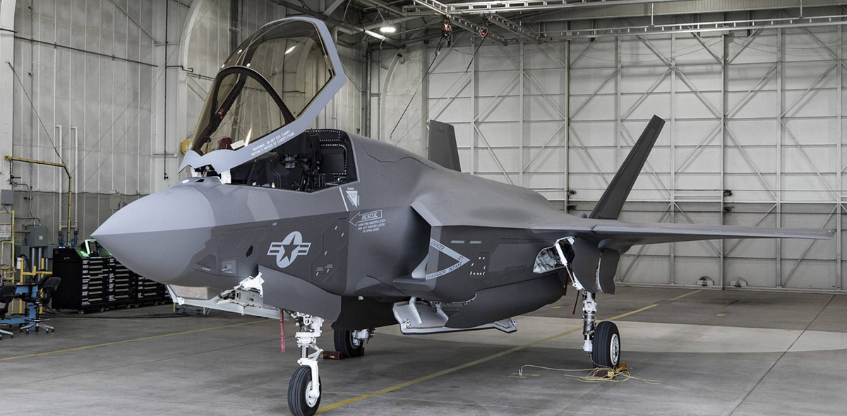 Tại khu vực Đông Nam Á, Indonesia có thể trở thành khách hàng thứ hai ở khu vực này (sau Singapore), có cơ hội sở hữu F-35. Trước đó Mỹ đã gây sức ép đáng kể với Indonesia, để hủy hợp đồng mua 11 máy bay chiến đấu Su-35 của Nga.