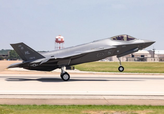 Sau khi Australia và Singapore mua máy bay chiến đấu F-35, nếu Indonesia mua F-35, điều này sẽ làm tổn hại đến tính độc lập của Không quân Indonesia, vì so với các quốc gia láng giềng như Australia và New Zealand, những quốc gia có quan hệ thân thiết hơn với Mỹ, F-35 mà Indonesia mua được, cũng có thể là một phiên bản bị "cắt xén" tính năng.